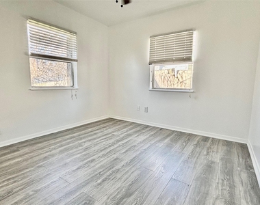 2906 E 12th St - Photo Thumbnail 4