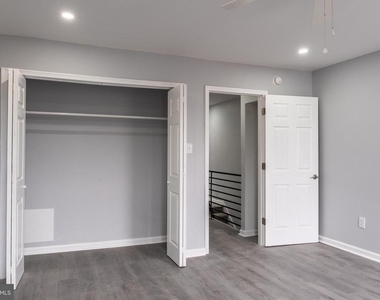 2323 Moore Street - Photo Thumbnail 12