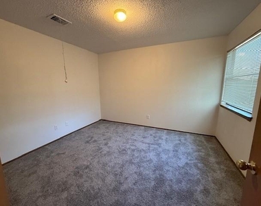 3000 Jadewood Ct - Photo Thumbnail 8