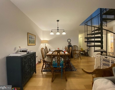 240 Valley Stream Lane - Photo Thumbnail 7