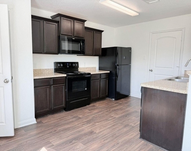 3000 Cressler Ln - Photo Thumbnail 7