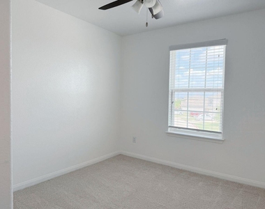 3000 Cressler Ln - Photo Thumbnail 19