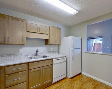 2530 Whispering Woods Boulevard - Photo Thumbnail 10
