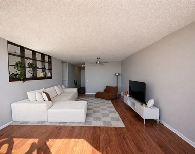 5320 N Sheridan Road - Photo Thumbnail 1