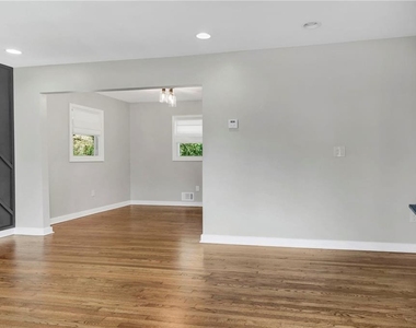 2692 Rockcliff Road Se - Photo Thumbnail 2