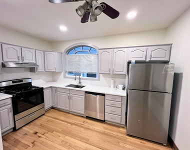 5833 W Peterson Avenue - Photo Thumbnail 3