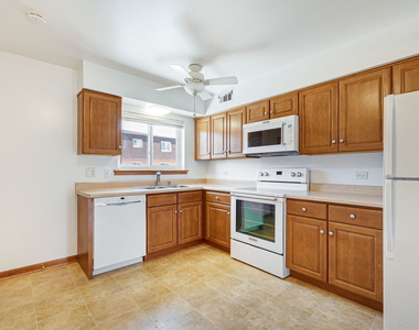 9446 Bay Colony Drive - Photo Thumbnail 4