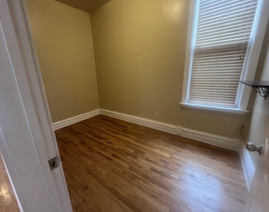 4429 S Calumet Avenue - Photo Thumbnail 6