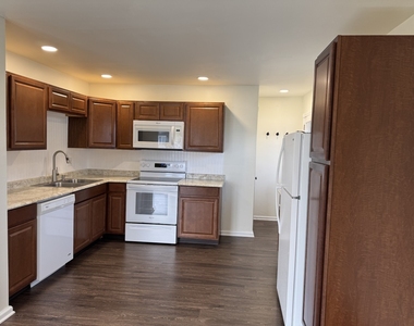2319 Pinehurst Drive - Photo Thumbnail 3