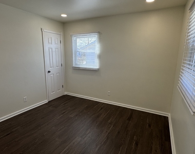 2319 Pinehurst Drive - Photo Thumbnail 7