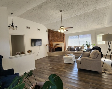 3622 Fiddlers Green Drive - Photo Thumbnail 2