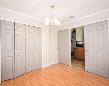 13102 Richmond Avenue - Photo Thumbnail 3