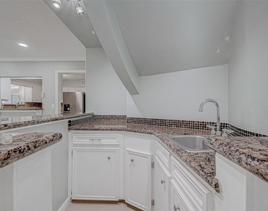 8110 Bent Oak Lane - Photo Thumbnail 9