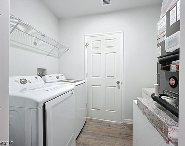 912 Anthony Street E - Photo Thumbnail 13