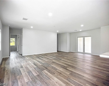 912 Anthony Street E - Photo Thumbnail 5