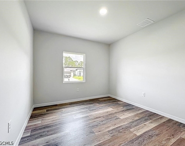 912 Anthony Street E - Photo Thumbnail 11