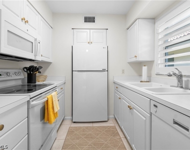 290 4th Street S - Photo Thumbnail 6