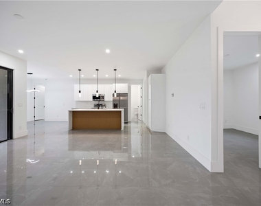 2619 23rd Street W - Photo Thumbnail 5