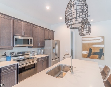 822 105th Avenue N - Photo Thumbnail 7