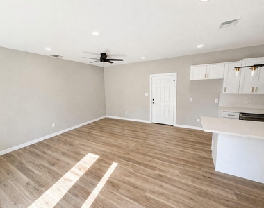 1422 W Willis Street - Photo Thumbnail 1