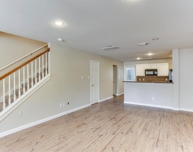 730 Redwing Place Drive - Photo Thumbnail 4