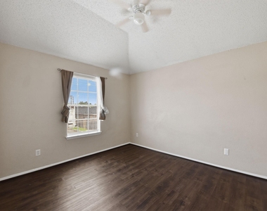 1310 Brenda Lane - Photo Thumbnail 9