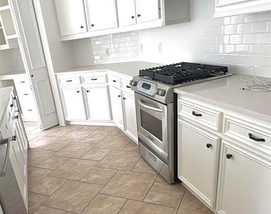 18623 Windsor Lakes Drive - Photo Thumbnail 9
