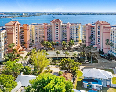 102 Riverside Drive - Photo Thumbnail 5
