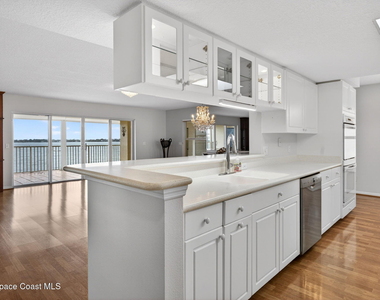 102 Riverside Drive - Photo Thumbnail 13