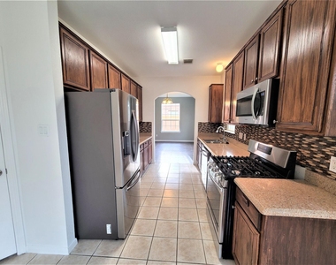 10026 Gil Jr Lane - Photo Thumbnail 4