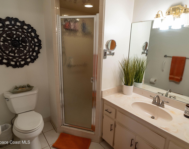 605 Saint Albans Court W - Photo Thumbnail 14