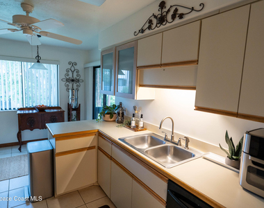 605 Saint Albans Court W - Photo Thumbnail 11