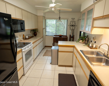 605 Saint Albans Court W - Photo Thumbnail 9