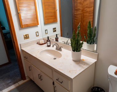 605 Saint Albans Court W - Photo Thumbnail 16