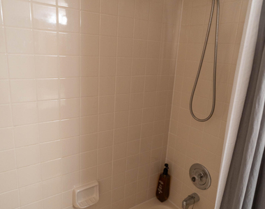 605 Saint Albans Court W - Photo Thumbnail 17
