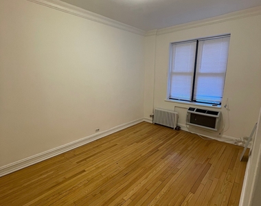 East 46 Street - Photo Thumbnail 4