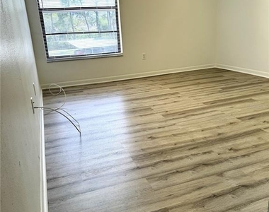 13608 S Village Drive - Photo Thumbnail 11