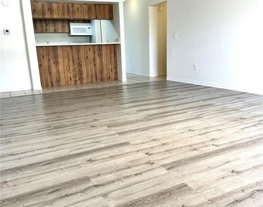 13608 S Village Drive - Photo Thumbnail 5