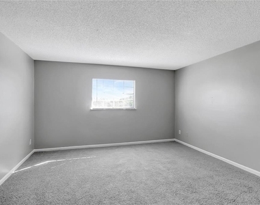 709 Russell Lane - Photo Thumbnail 7