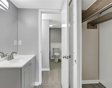 709 Russell Lane - Photo Thumbnail 12