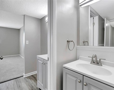 709 Russell Lane - Photo Thumbnail 10