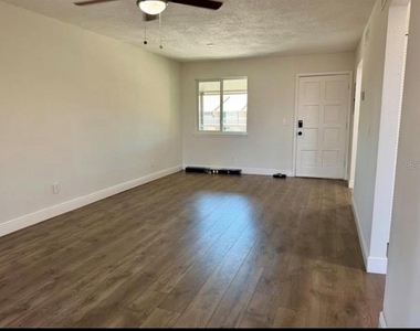 6312 Newtown Circle - Photo Thumbnail 7