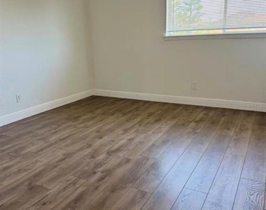 6312 Newtown Circle - Photo Thumbnail 9