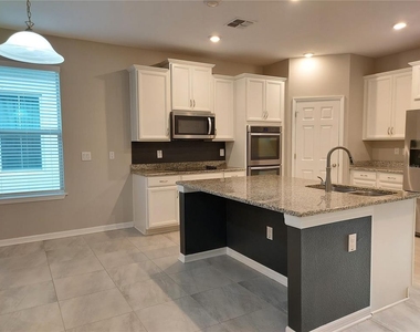 4923 Rolling Green Drive - Photo Thumbnail 9
