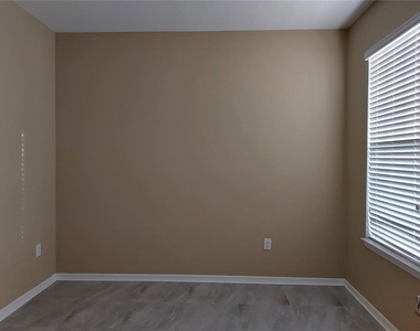 4923 Rolling Green Drive - Photo Thumbnail 12