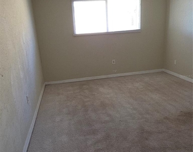 922 Lake Destiny Road - Photo Thumbnail 8