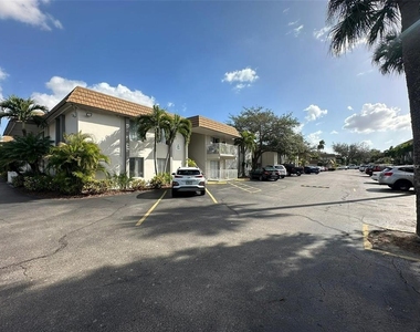 1830 Maravilla Avenue - Photo Thumbnail 16