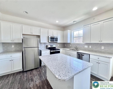 315 E Stone Alley - Photo Thumbnail 4