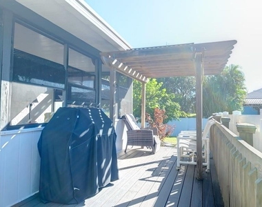 323 Dolphin Parkway - Photo Thumbnail 14