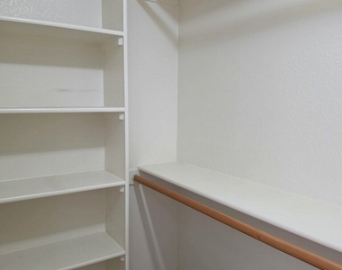 6912 Green Island Avenue - Photo Thumbnail 6